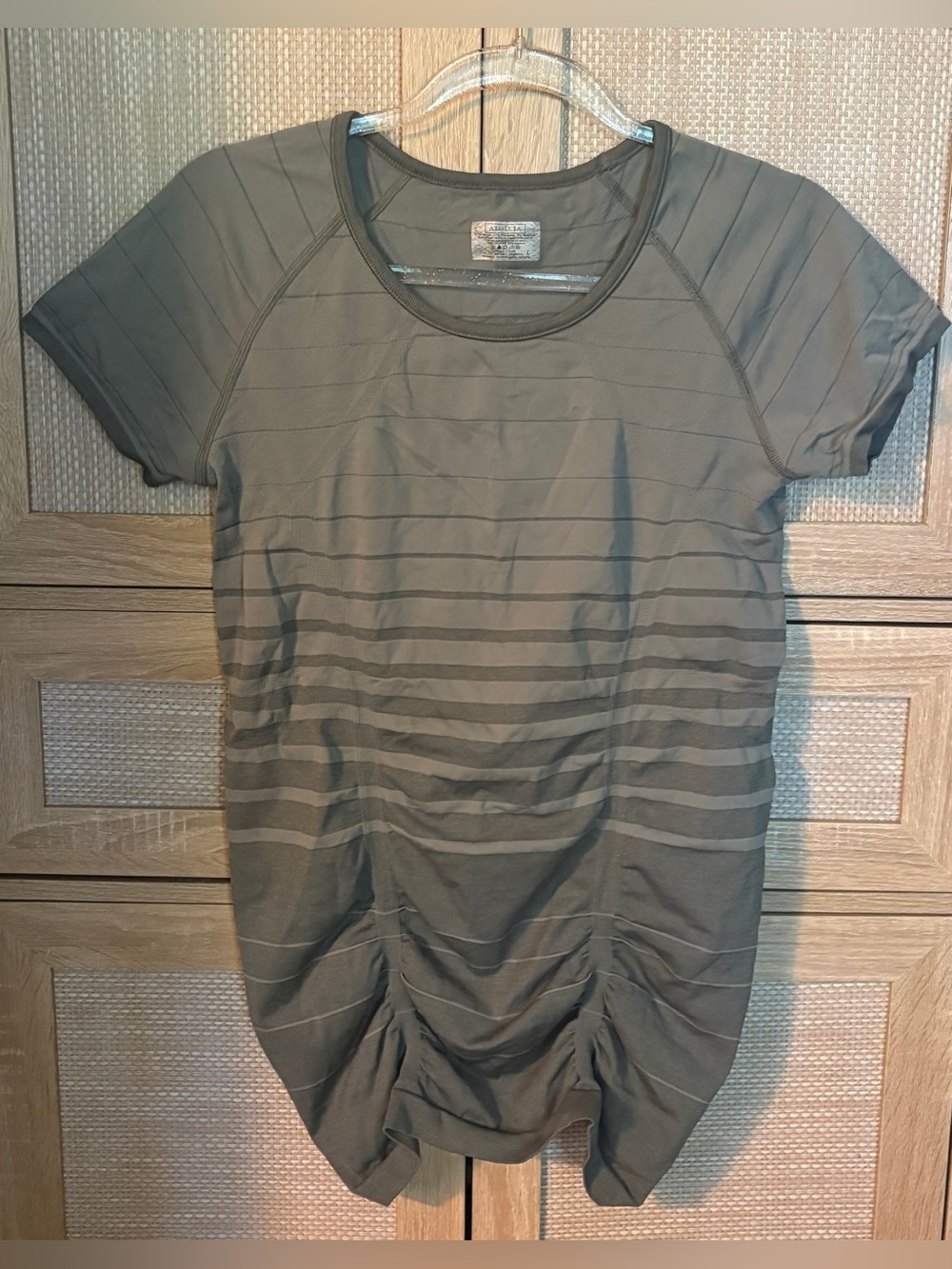 ATHLETA Large Women’s Olive Short-Sleeve Ruched Tee
